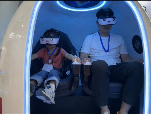 Симулятор VR-кинотеатра «Веселая космическая капсула» на 2 места | Эксклюзивная вращающаяся на 360° капсула, двойное управление экраном, более 20 специальных игр, очки DPVR и мультиэффекты – Производитель SKYFUN
