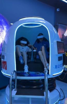 Симулятор VR-кинотеатра «Веселая космическая капсула» на 2 места | Эксклюзивная вращающаяся на 360° капсула, двойное управление экраном, более 20 специальных игр, очки DPVR и мультиэффекты – Производитель SKYFUN