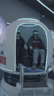 Симулятор VR-кинотеатра «Веселая космическая капсула» на 2 места | Эксклюзивная вращающаяся на 360° капсула, двойное управление экраном, более 20 специальных игр, очки DPVR и мультиэффекты – Производитель SKYFUN